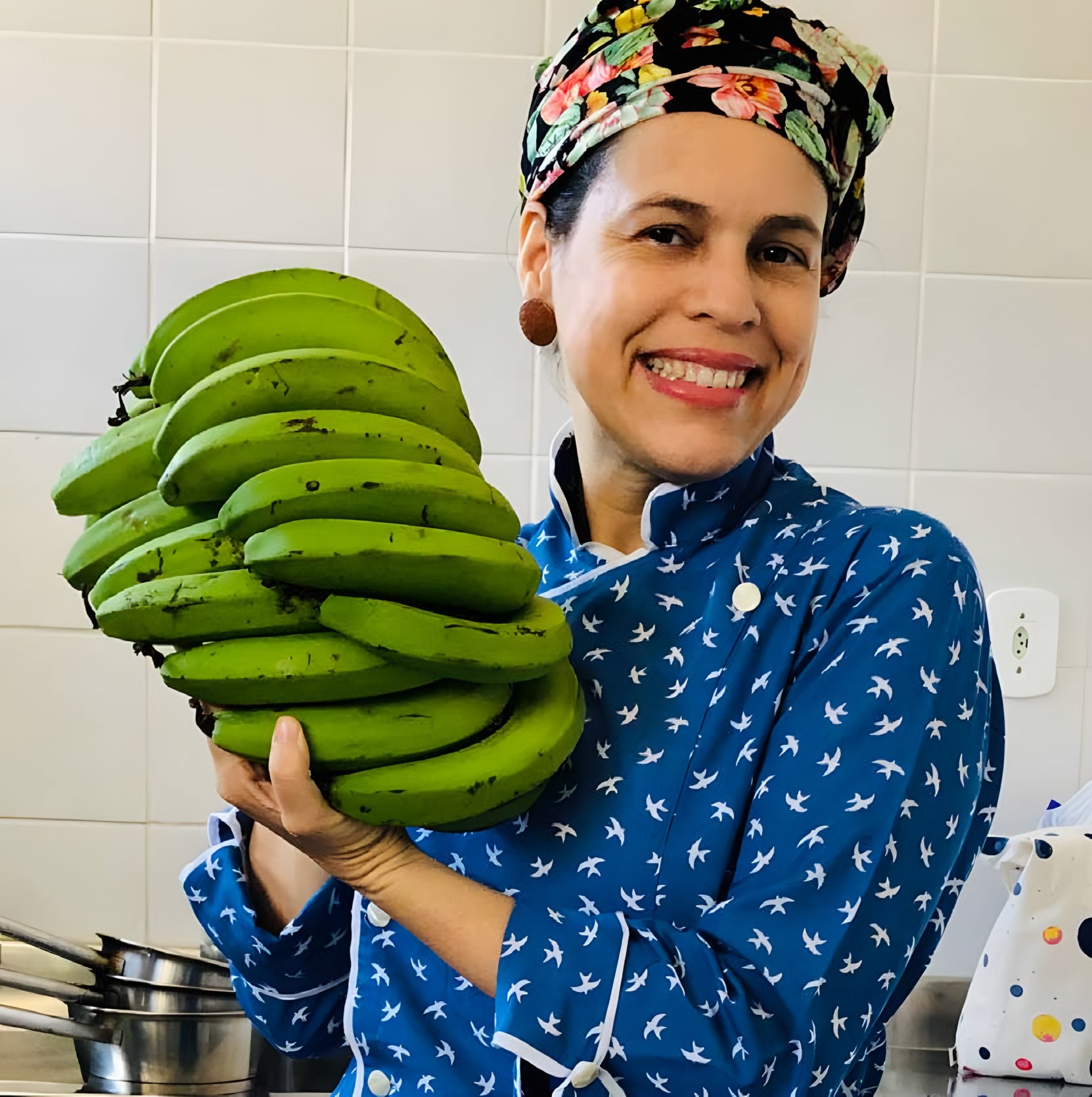 Maia Deva segurando bananas verdes