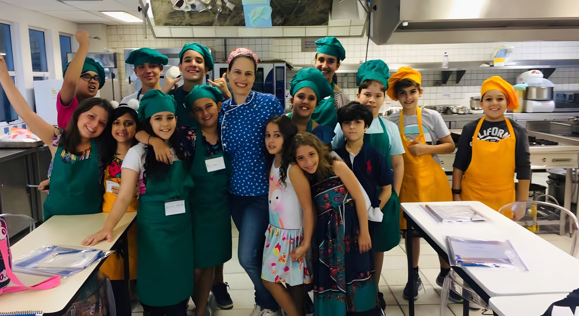 Turma de alunos de uma oficina de culinária