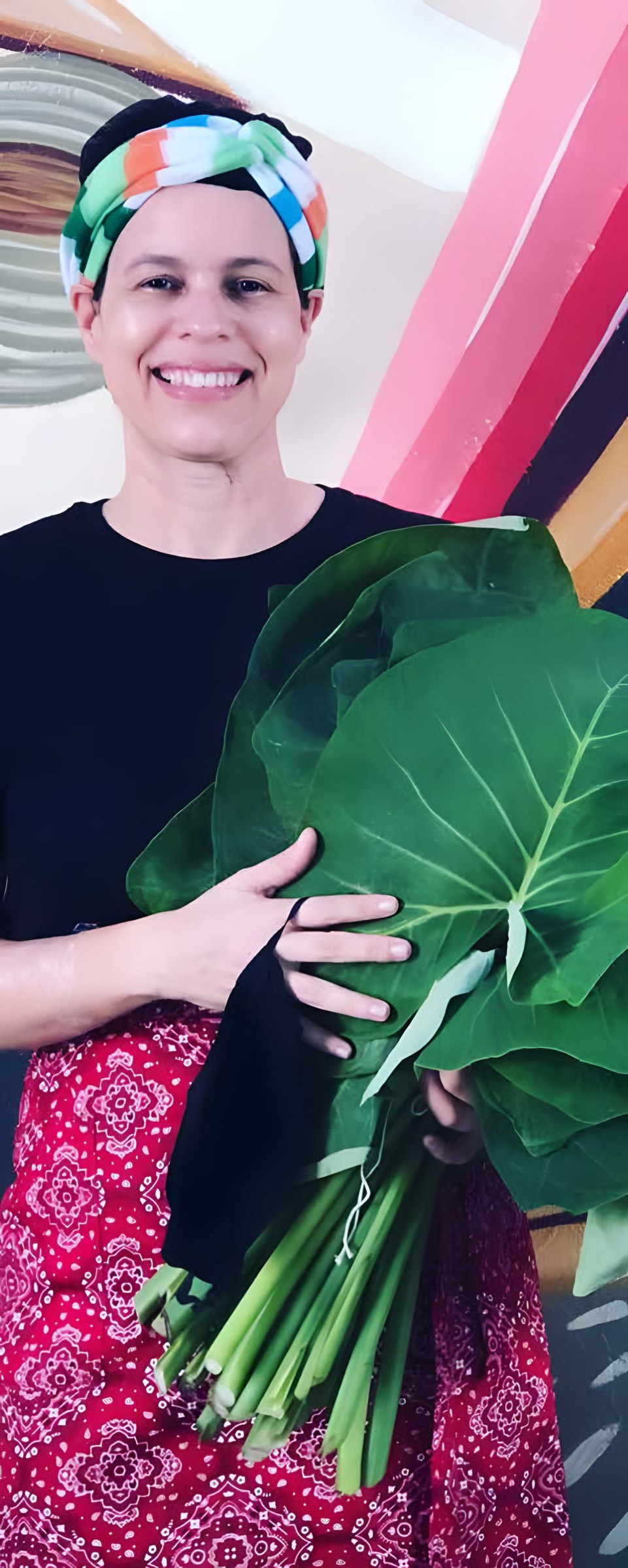 Maia Deva com folhas de taioba
